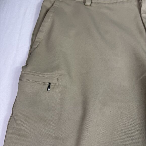Izod Golf Mens Swingflex Cargo Shorts Khaki Size 38 Comfy Flexible Mesh Pockets - Picture 2 of 16